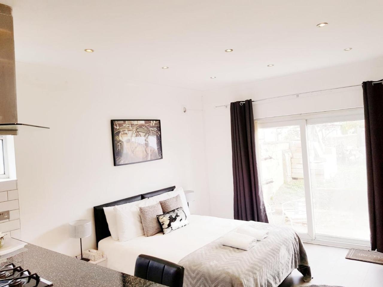 Bed and Breakfast Cogie Abode Энфилд Экстерьер фото